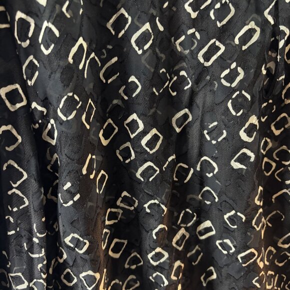 Chicos Black & White Semi-Sheer Geo Burnout Peasant Top Size 2 Polyester/Rayon B - Picture 7 of 11